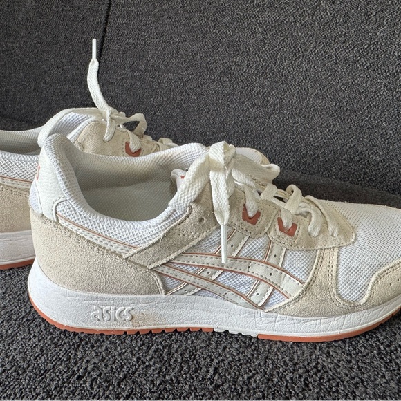 Practically new Asics, Size 8 - Picture 3 of 5